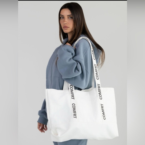 Comfrt Handbags - Comfrt White Tote Bag